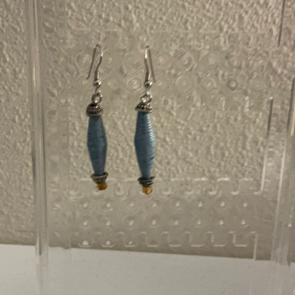 🌺$3.00 must bundle 🌺Silvertone Cylindrical Dangle Earrings